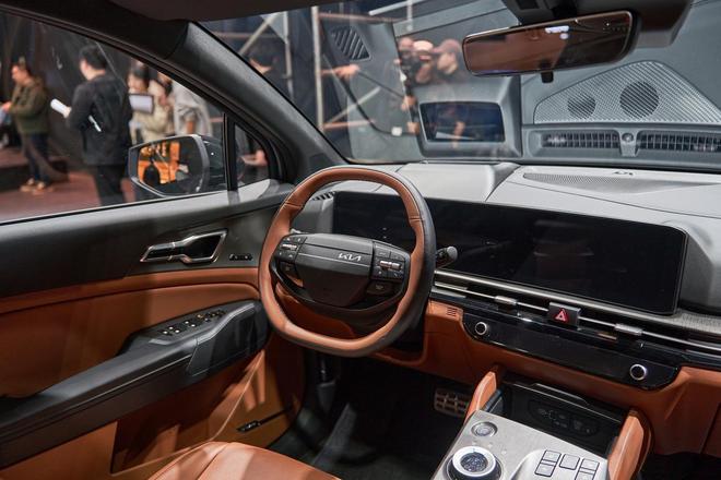 界亮相广州车展 爆款SUV再更新！澳门新葡京入口李娜代言起亚新狮铂拓(图3)