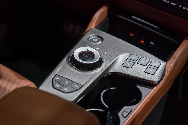 界亮相广州车展 爆款SUV再更新！澳门新葡京入口李娜代言起亚新狮铂拓(图6)