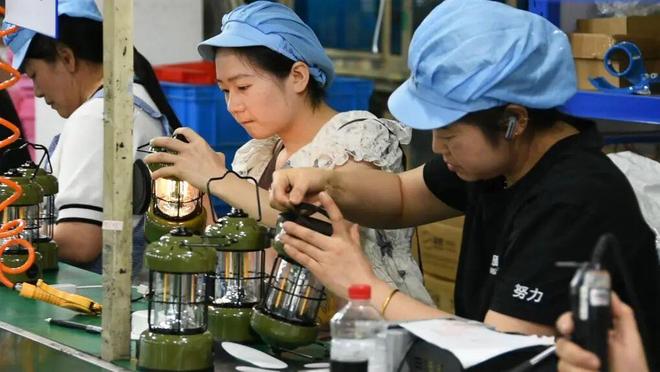 10支手电筒7支来自浙江这个小镇！澳门新葡京新华网报道！中国每出口(图3)